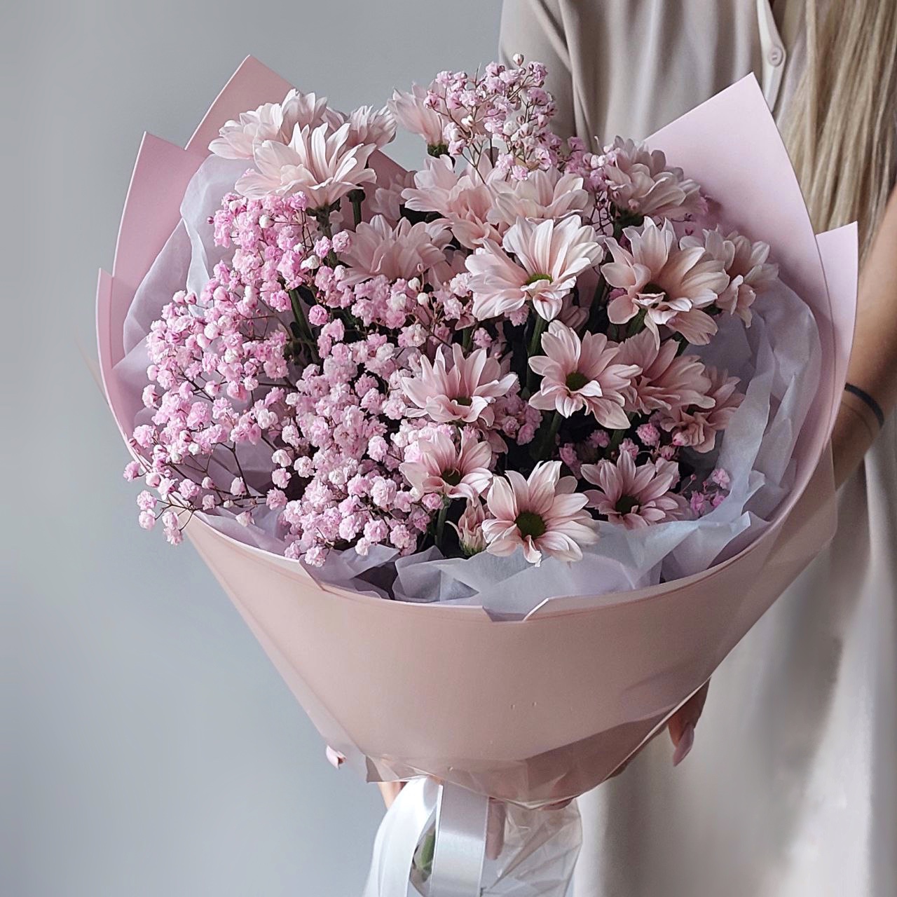 Кустовые хризантемы и гипсофилы (розовые)